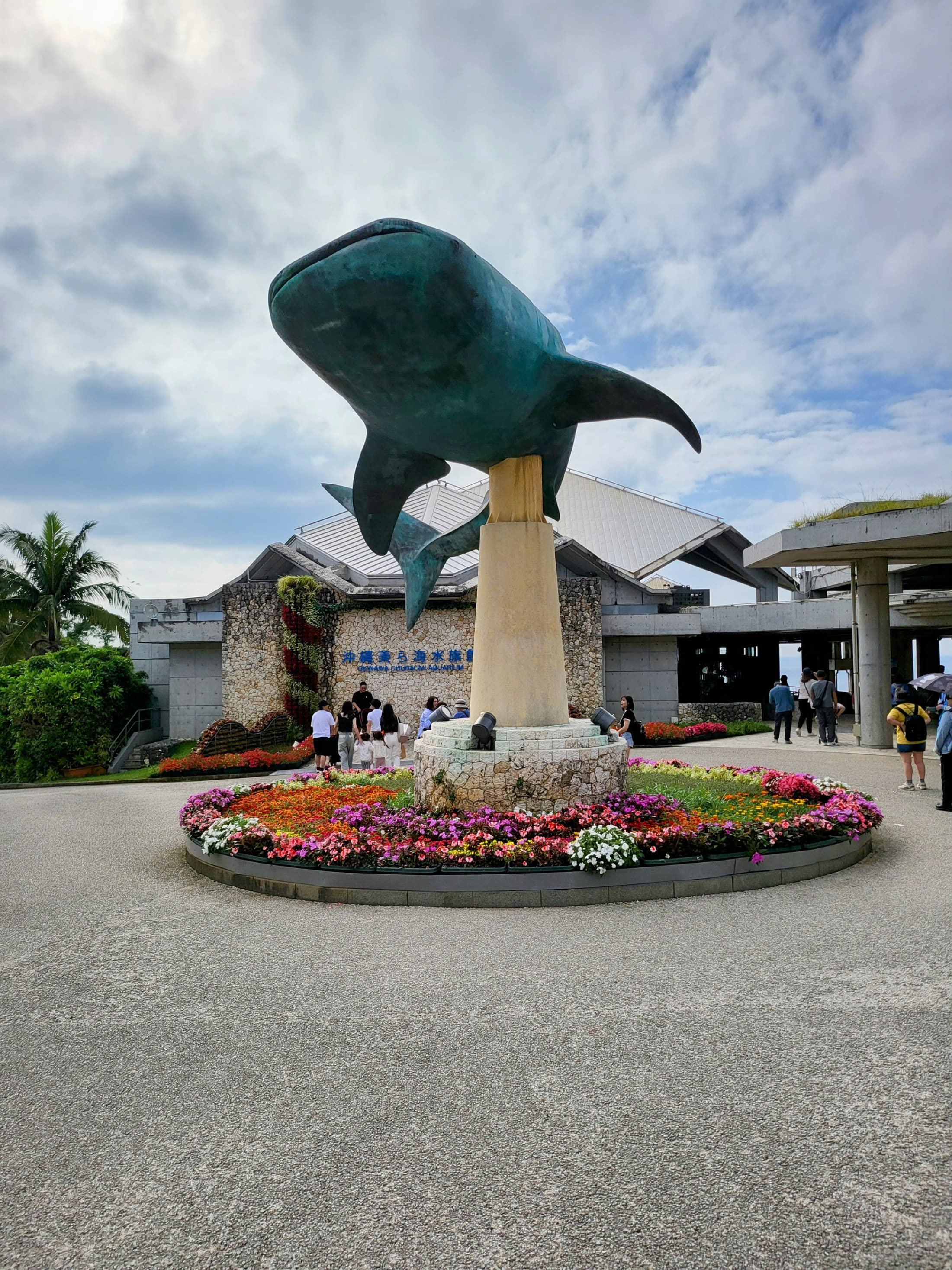 美ら海水族館前のジンベエザメ像