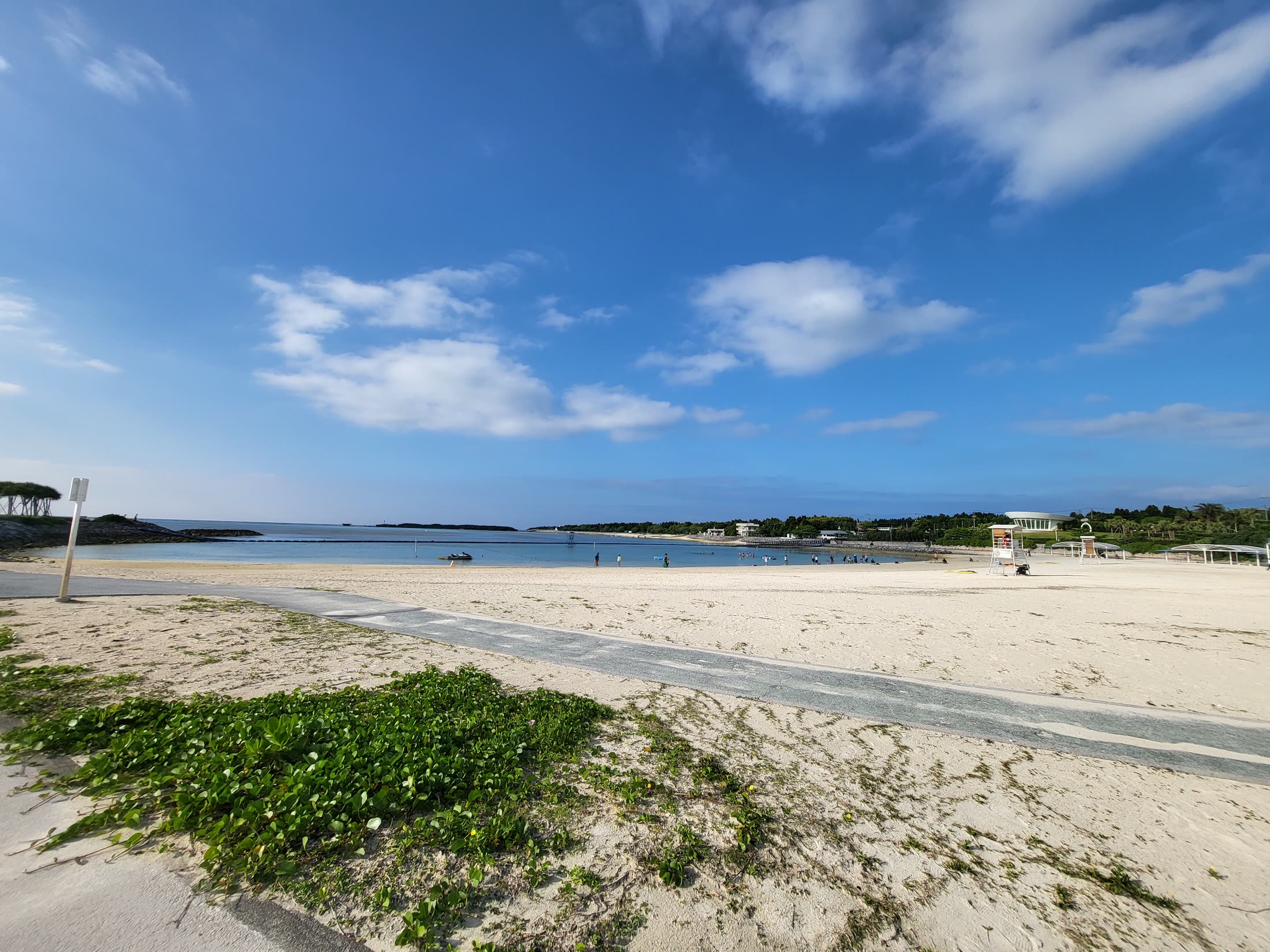 沖縄の白い砂浜