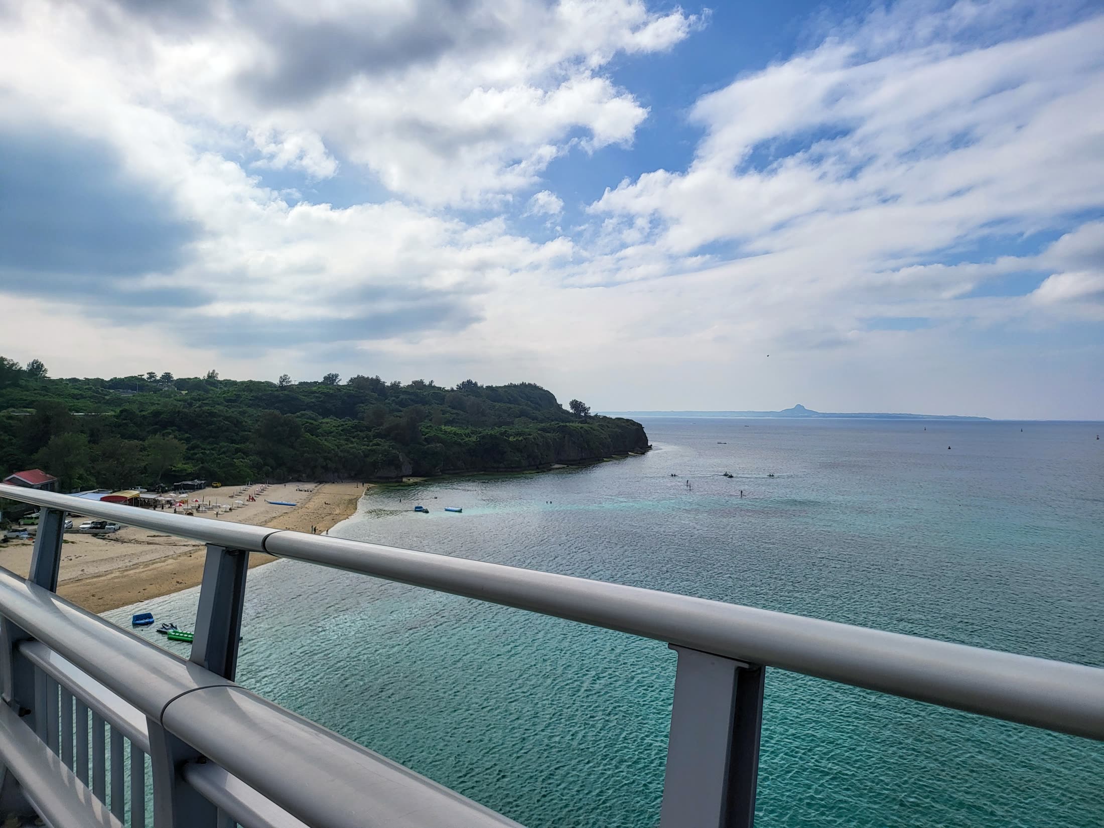 橋から見える沖縄の海